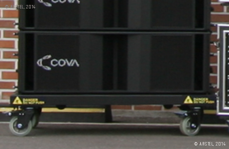 Тележка с блокируемыми колесами служит стационарной опорой для линейного массива COVA (Inter-M)