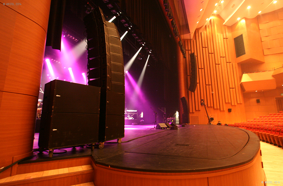 В помещении большого концертного зала к подвесным линейным массивам добавили напольные кластеры, позиционировав их в необходимом месте с использованием мобильной тележки